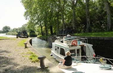 Naviguer sur le canal du Midi : où louer un bateau à Castelnaudary ?