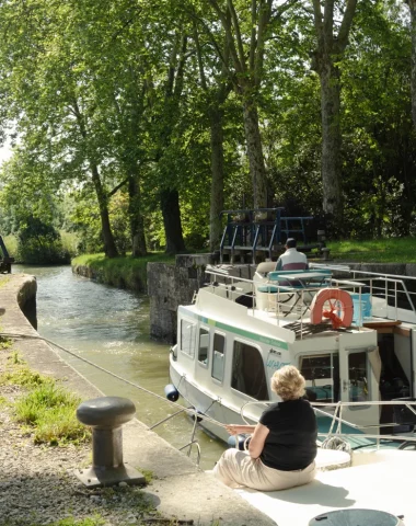Naviguer sur le canal du Midi : où louer un bateau à Castelnaudary ?