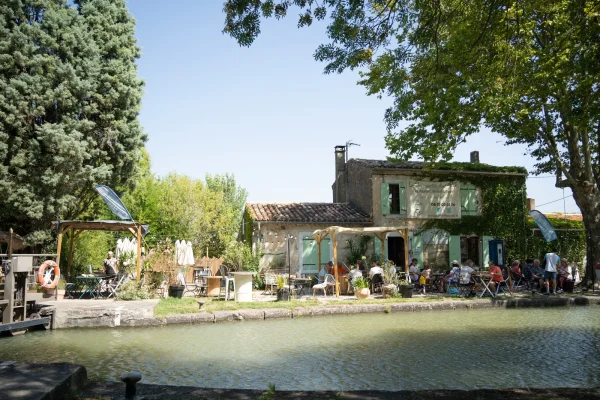 Restaurant au bord du canal du Midi