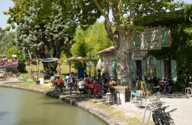 Restaurant au bord du canal du Midi