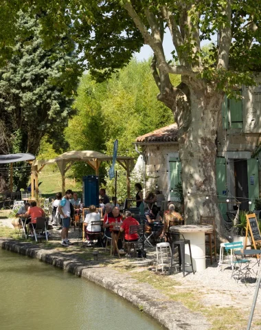 Restaurant au bord du canal du Midi